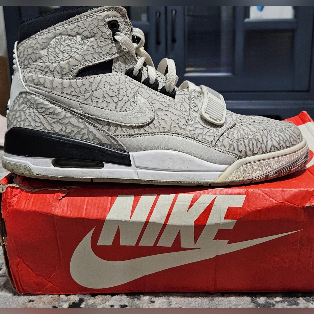 Nike Air Jordan Legacy 312 Flip AV3922 Elephant Print GENTLY USED